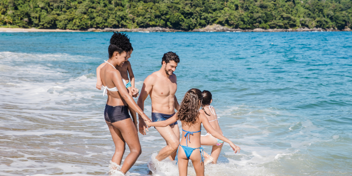 Huatulco en familia: bahías con aguas tranquilas ideales para nadar con niños.
