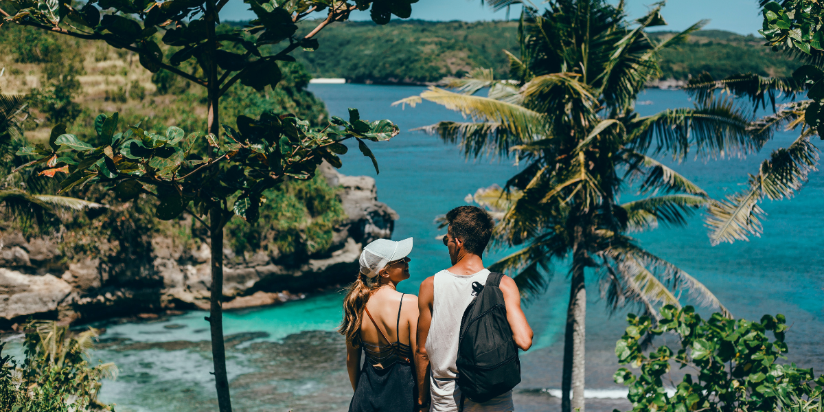 Ecoturismo costero: experiencias sostenibles entre el mar y la selva.